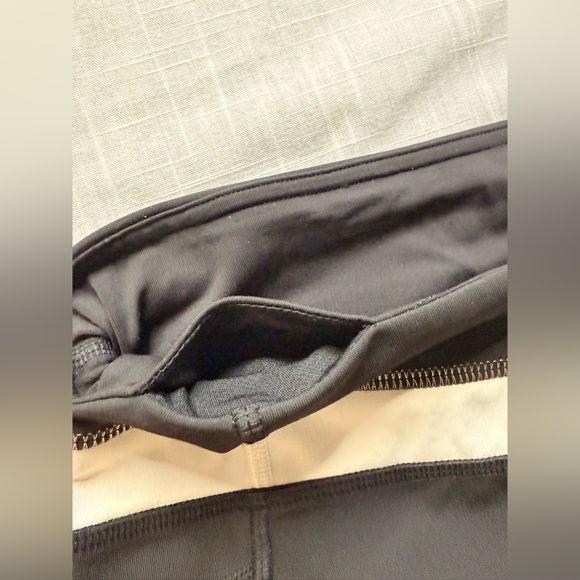 LULULEMON SZ 10 Black White Colorblock 22" Inseam Nylon Spandex Cropped Leggings - Picture 8 of 11